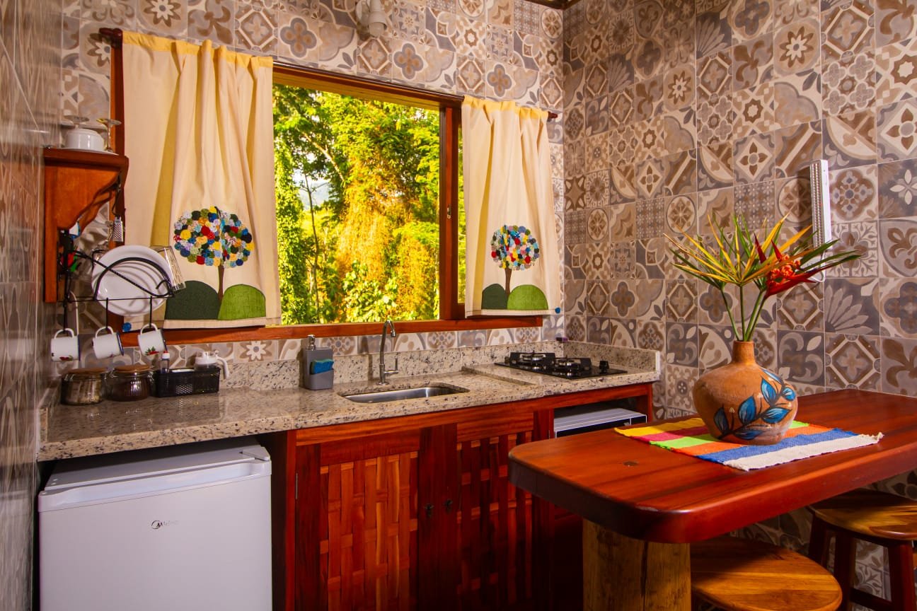 Cozinha compacta do bangalô em Paraty