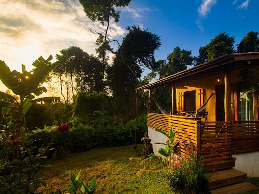 Bangalô externo ao entardecer em Paraty