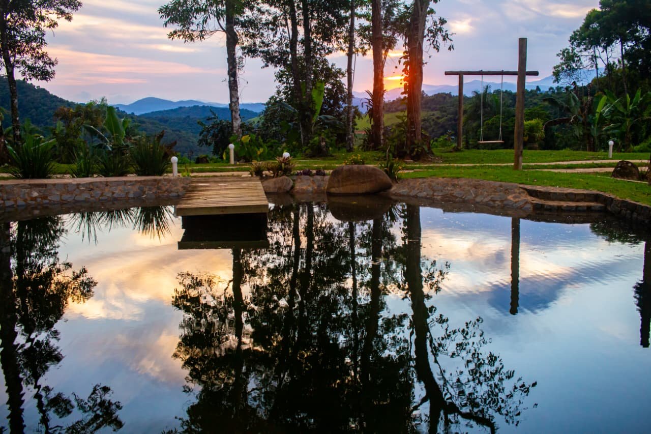 Vista do lago ao pôr do sol - Bangalô do Lago Paraty