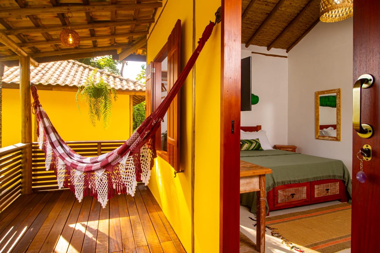 Varanda com rede no bangalô em Paraty