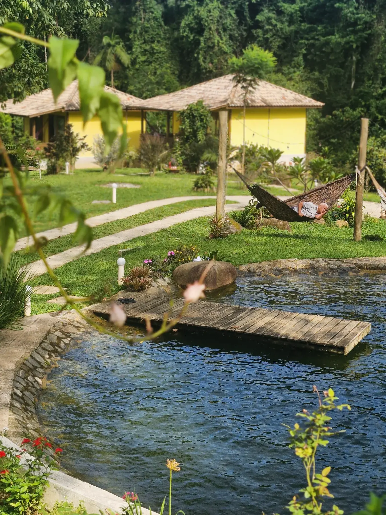 Jardins, lago e bangalôs que integram o espaço para celebrações em Paraty