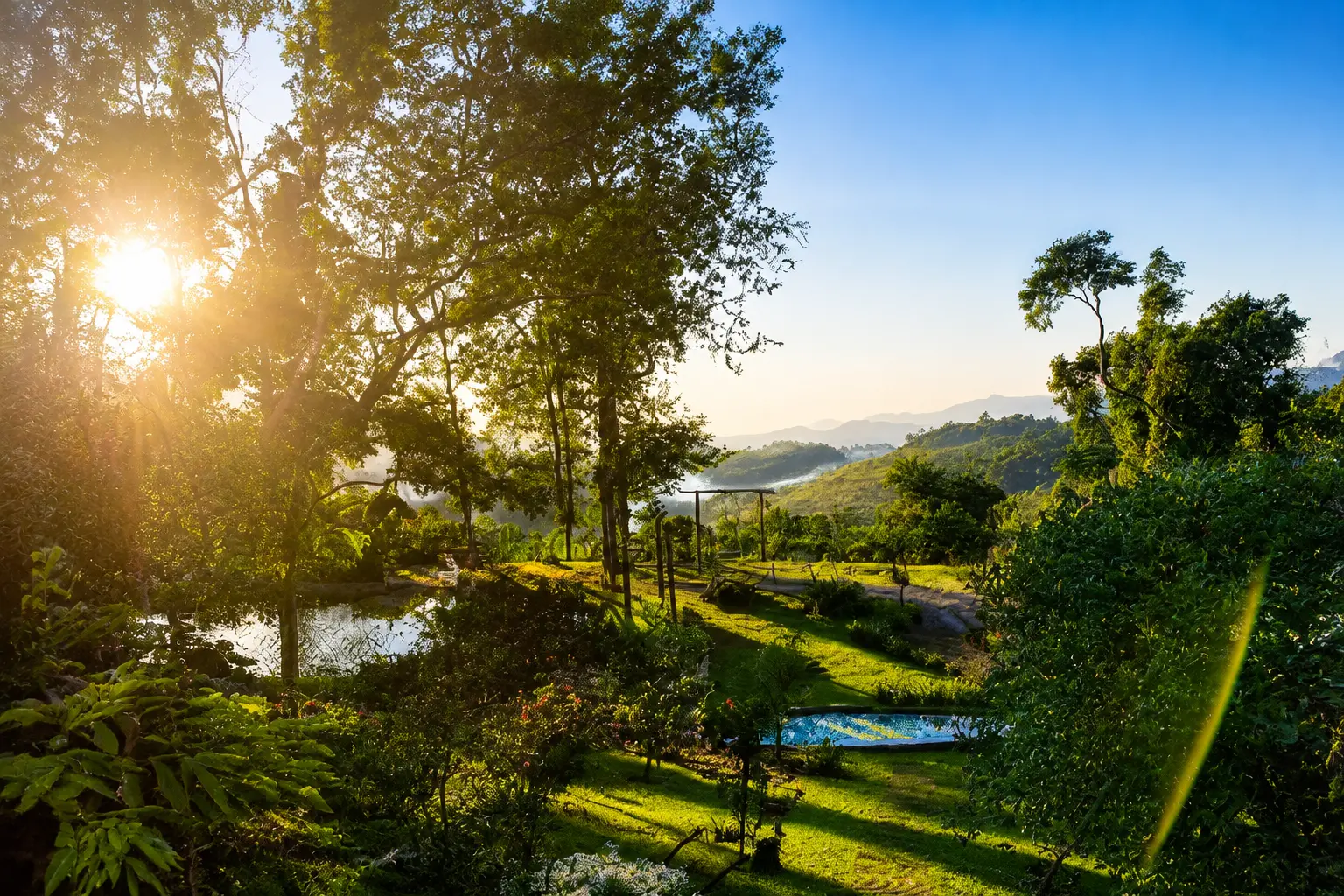 Vista panorâmica da ampla área externa do Bangalô do Lago para casamentos e eventos em Paraty